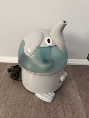 Elephant-Design Kids Humidifier in White and Teal